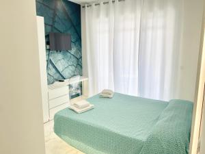 a bedroom with a bed with two towels on it at IL VIAGGIATORE RELAIS SUL MARE in Gaeta
