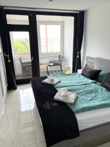 1 dormitorio con 1 cama con toallas en Ferien-Whg Seeadler direkt am Meer, mit Meerblick, en Steinhude