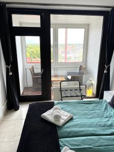 1 dormitorio con cama y vistas a un balcón en Ferien-Whg Seeadler direkt am Meer, mit Meerblick, en Steinhude