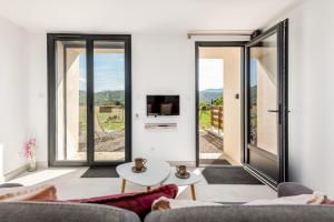 un soggiorno con divano e tavolo di Plaines-Provence Spa&Sauna a Digne-Les-Bains