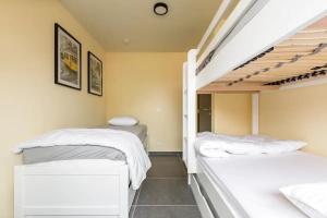 a bedroom with two bunk beds in a room at L'eau de vie in Alveringem