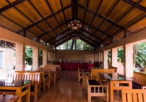 Restaurace v ubytování Anand Resort - A luxury Private Pool Resort in Nashik