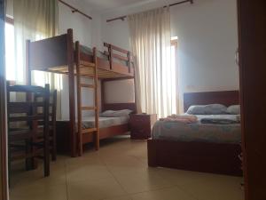 Двухъярусная кровать или двухъярусные кровати в номере Hotel Fitimi