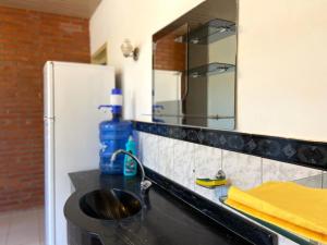 a kitchen counter with a sink and a mirror at Hotel Campestre Iparoma in Estancia Campo Aroma