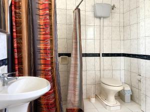 a bathroom with a toilet and a sink at Hotel Campestre Iparoma in Estancia Campo Aroma