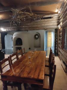 un tavolo in legno con bicchieri da vino sopra di Villa Lilja a Muurame