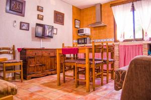 Kuchyň nebo kuchyňský kout v ubytování Casas Rurales Alhambra - Lagunas de Ruidera