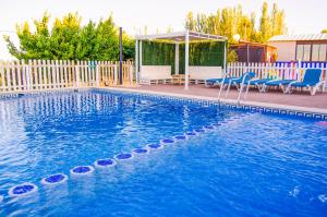 Bazén v ubytování Casas Rurales Alhambra - Lagunas de Ruidera nebo v jeho okolí