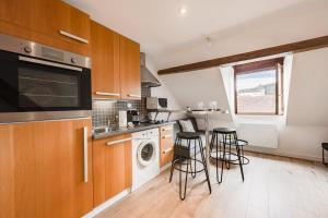 Η κουζίνα ή μικρή κουζίνα στο Duplex Vue Montagne - ideally located with its view +16 φωτογραφίες