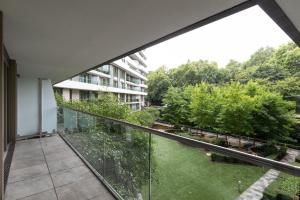 een balkon met uitzicht op een tuin bij Chelsea Cascade London Flat in Londen