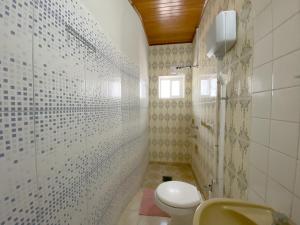 a bathroom with a toilet and a sink at Hotel Campestre Iparoma in Estancia Campo Aroma