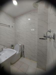 חדר רחצה ב-Om Bramha Hotel