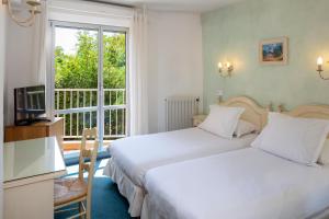 Postel nebo postele na pokoji v ubytování Hôtel Le Mozart