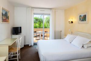 Postel nebo postele na pokoji v ubytování Hôtel Le Mozart