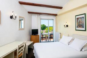 Postel nebo postele na pokoji v ubytování Hôtel Le Mozart