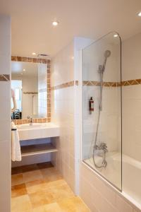 a bathroom with a shower and a sink at Hôtel Le Mozart in Aix-en-Provence