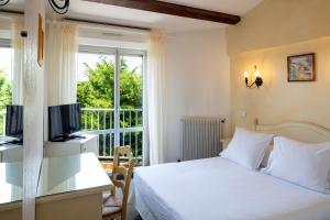 Postel nebo postele na pokoji v ubytování Hôtel Le Mozart