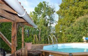 uma banheira de hidromassagem num quintal com um deque de madeira em Gorgeous Home In Marmoutier With Kitchen em Marmoutier