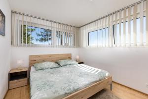A bed or beds in a room at Gerlitzenzeit