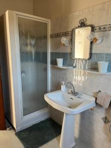 a bathroom with a sink and a shower at Gîte de la bastide in Monteux