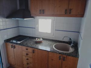 A kitchen or kitchenette at Casa marinera en la Orilla del mar