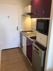Kuchyňa alebo kuchynka v ubytovaní Appartement 4 pers Tour de la Biche skis aux pieds