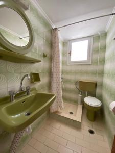 Koupelna v ubytování Helliniko Hotel + 29 fotografií