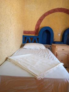 Postel nebo postele na pokoji v ubytování Les Pyramides Hotel Merzouga