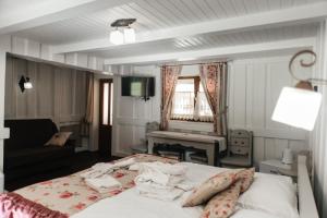 ein Schlafzimmer mit einem Bett und ein Wohnzimmer in der Unterkunft MicheLLe's in Mischhirja
