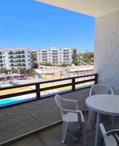 balcone con tavolo, sedie e vista di The SunSpot Apartment Playa del Inglés a Maspalomas