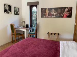 sypialnia z łóżkiem, stołem i oknem w obiekcie B&B Monroe w mieście Averbode