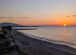 ベラにあるEl Playazo Naturista 1ª Lineaの夕日を眺めながらのビーチでの夕日