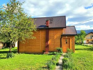 ein kleines Holzhaus mit einem roten Kamin darauf in der Unterkunft Pan Koran Vikendica Pale, Jahorina in Pale