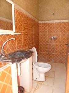 A bathroom at Les Pyramides Hotel Merzouga