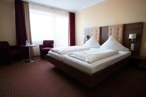 een hotelkamer met een bed en een raam bij Europa Kehl Hotel in Kehl am Rhein