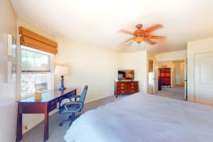 Ένα ή περισσότερα κρεβάτια σε δωμάτιο στο Pacific Paradise #A: Beautiful 2-story condo near the beach w/rooftop deck, gas grill, ocean views