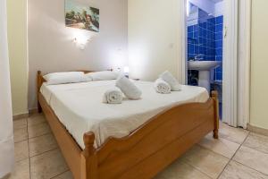 Lucia Hotel Paralia tesisinde bir odada yatak veya yataklar