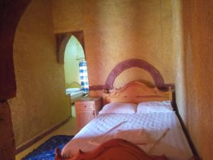Postel nebo postele na pokoji v ubytování Les Pyramides Hotel Merzouga