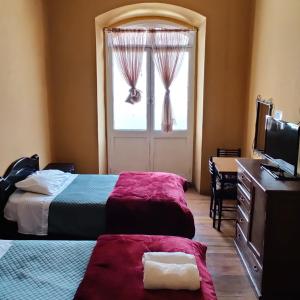拉巴斯的住宿－Wake Up Hostel，酒店客房设有两张床和窗户。