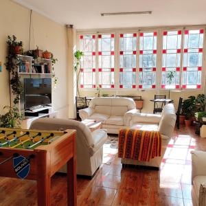 Wake Up Hostel في لاباز: غرفة معيشة مع كنب وطاولة مع كرة قدم