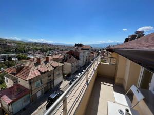 - un balcon offrant une vue sur la ville dans l'établissement Апартамент Панорама Рози, à Sandanski