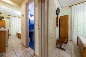 un pasillo con una puerta que conduce a una sala de estar en Lucia Hotel Paralia, en Paralia Katerinis