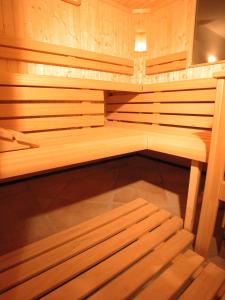 una sauna con bancos de madera en una habitación en Apartments & Garnì Pre Da Nai, en La Villa