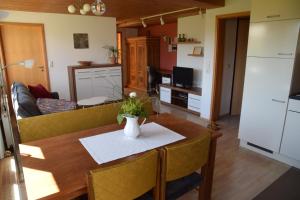 Kuchyň nebo kuchyňský kout v ubytování Ferienwohnung auf der sonnigen Südseite + 6 fotografií