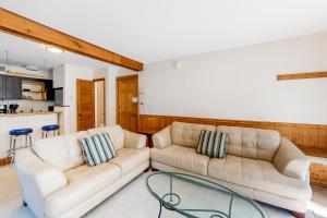 Χώρος καθιστικού στο Retreat on Rebecca, Unit B