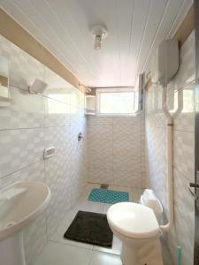 a bathroom with a toilet and a sink at Hotel Campestre Iparoma in Estancia Campo Aroma