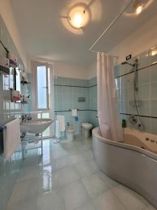 e bagno con vasca, servizi igienici e lavandino. di Villa delle Gazanie -Camera in villa -Vista panoramica sul Golfo a Quartu SantʼElena