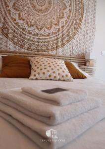 1 dormitorio con 1 cama con cabecero grande en TENUTA BILUCCIO B & B, en Roccadaspide