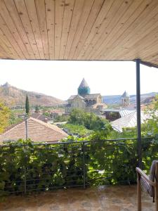 een uitzicht vanaf het balkon van een huis bij Hotel Prime in Mtskheta