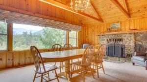 uma sala de jantar com uma mesa e cadeiras e uma lareira em Crystal Creek Chalet em Welches